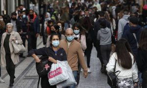 Κρούσματα σήμερα: 8.015 νέες μολύνσεις – 32 θάνατοι και 231 διασωληνωμένοι
