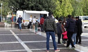 Πέφτουν τα κρούσματα! Καμπανάκι Σαρηγιάννη: «Δεν ξεμπερδεύουμε με την πανδημία…»