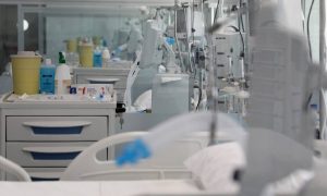 Κρούσματα σήμερα: Τραγικός απολογισμός με 89 νεκρούς και 704 διασωληνωμένους