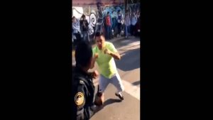 Απίστευτο βίντεο: Ξύλο μεταξύ ταξιτζήδων και αστυνομικών