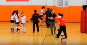 Παίζουν… ξύλο και τα κορίτσια στο βόλεϊ (video)