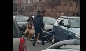 Άγριο ξύλο στη μέση του δρόμου με καρεκλοπόδαρα και τούβλα (vids)