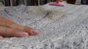 Πήρε ένα ξυράφι κι άρχισε να… ξυρίζει την μπλούζα της. Θα το κάνετε σίγουρα… (video)