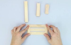 Πήρε ξυλάκια παγωτού και έφτιαξε απίθανη θήκη για το τραπέζι της (Video)