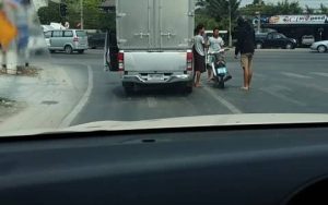 Απίστευτο ξύλο μεταξύ οδηγών στη μέση του δρόμου (video)