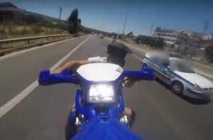 Άνδρας κάνει σούζα δίπλα από περιπολικό! Η αντίδραση της Αστυνομίας προκαλεί σοκ (video)