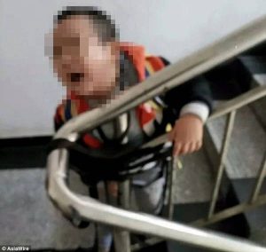 Μητέρα δένει το παιδί της στις σκάλες επειδή τσακώθηκε με τον πρώην άντρα της (pic)
