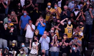 Συγκίνηση στο «Staples Center»: «Κόμπι, Κόμπι» φώναζαν οι φίλοι των Λέικερς (video)