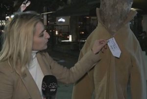 Φόρεσέ το: Οι Λαρισαίοι ντύνουν τα δέντρα με μπουφάν για τους άστεγους (video)