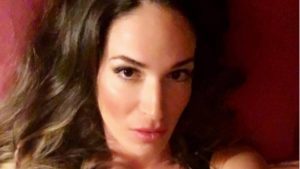Μοίρασε… πόνο η Έυα Λάσκαρη στο Instagram – Στα λευκά χωρίς εσώρουχα! (pic)