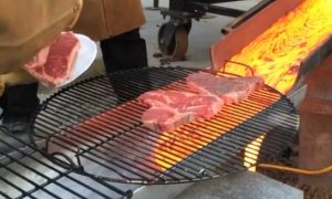 Εχετε… ψήσει ποτέ μπριζόλες με… λάβα (video)