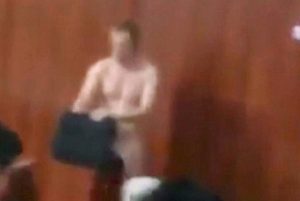 Λέκτορας ανατομίας τα πέταξε όλα μπροστά στους φοιτητές του για να τους δείξει (vid)