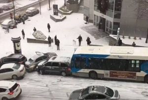 Λεωφορείο γλιστράει στο χιόνι και παρασέρνει όλα τα αυτοκίνητα που είναι μπροστά του (vid)