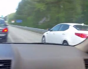 Προσπέρασε από τη ΛΕΑ και την… πάτησε, προς τέρψη των υπόλοιπων οδηγών (video)