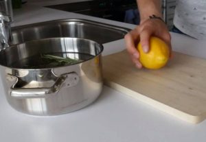 Ρίχνει λεμόνι, δενδρολίβανο και βανίλια στην κατσαρόλα! Κάντε το και απολαύστε ατμόσφαιρα… (video)