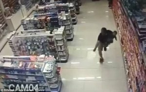 Αστυνομικός πυροβολεί δυο ληστές κρατώντας στο χέρι μωρό (video)