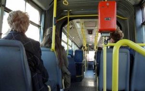 Κι όμως: Μην δίνετε τη θέση σας στους ηλικιωμένους στα μέσα μεταφοράς!