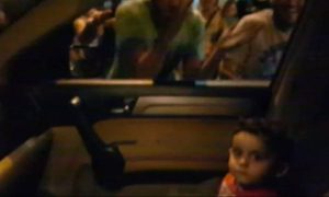Εκπληκτικό: Δεν φαντάζεσαι τι έκαναν διαδηλωτές για να μην τρομάξουν παιδί!
