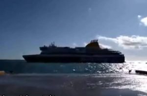 Καπετάνιος του Blue Star δίνει μάχη με τα μποφόρ για να δέσει το πλοίο στο λιμάνι της Τήνου (video)