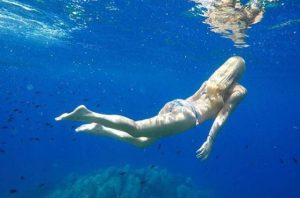 «Pilot Lindy»: Η πιο σέξι πιλότος του πλανήτη «ρίχνει» το Instagram με τις φωτογραφίες της! (pics)