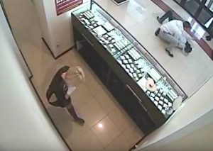 Αθλητής βγάζει νοκ άουτ ληστή και στη συνέχεια του σώζει τη ζωή (video)