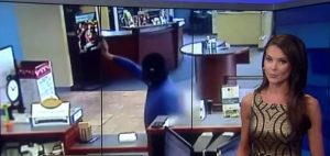 Οι κάμερες έπιασαν τον ληστή τράπεζας, αλλά παραμένει άφαντος… (video)