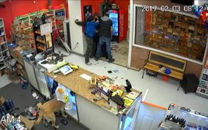 Επιχείρησε με όπλο να ληστέψει μίνι μάρκετ! Αυτό που του συνέβη θα το θυμάται για πάντα… (video)