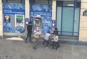 Ηλικιωμένος χτυπάει παρέα παιδιών που πήγαν να τον ληστέψουν την ώρα που έκανε ανάληψη μετρητών (vid)