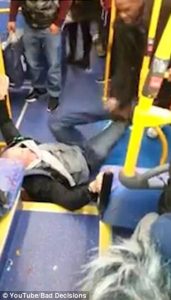Άγρια συμπλοκή σε λεωφορείο για ρατσιστικό σχόλιο (video)