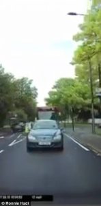 Λεωφορείο κάνει προσπέραση σε αμάξι οδηγώντας στη λάθος λωρίδα (video)