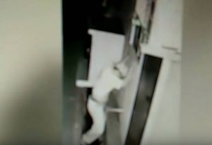 Πόση ανωμαλία πια; Εκανε… σεξ με λούκι (video)