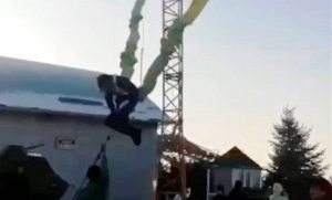 Εικόνες σοκ: Παιδί εκτοξεύτηκε από παιχνίδι λούνα παρκ (photos+video)