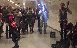 Μαέστρος… Junior διευθύνει μουσικούς στο μετρό της Κωνσταντινούπολης και ρίχνει το διαδίκτυο (Video)