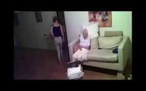 Είχε εμπιστευθεί τη φροντίδα της 94χρονης μητέρας της αλλού. Οταν είδε τι κατέγραψε κρυφή κάμερα υπέστη σοκ (video)