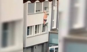 Εικόνες ΣΟΚ: Βγήκε στο μπαλκόνι και βρέθηκε στο κενό – Δεν φαντάζεστε τι έγινε (video)
