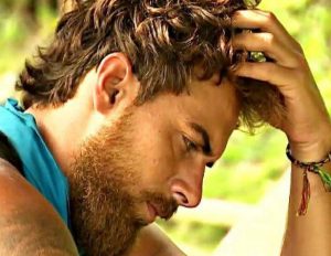 Survivor: Ο Μάριος Πρίαμος στην πισίνα με τις ομορφιές της Μυκόνου (photo)