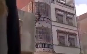 Σκληρό βίντεο: Έπιασαν κλέφτη που προσπάθησε να ξεφύγει – Δείτε τι του έκαναν