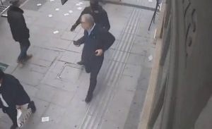 Ανατροπή: Ο κουκουλοφόρος στο Μαρούσι δεν επιτέθηκε σε «ηλικιωμένο πολίτη» (pics+vid)