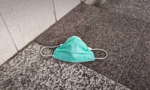 Πήρε το εσώρουχο του άνδρα της για να φτιάξει μάσκα – Δείτε το αποτέλεσμα (video)