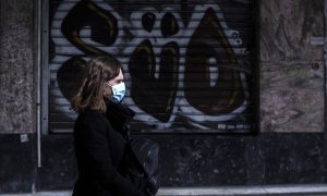 Γιατί πρέπει τελικά να φοράμε διπλή μάσκα; Τι απαντούν οι ειδικοί…