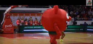 Μασκότ πεινάει… φάει τσιρλίντερ (Video)