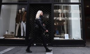Αρχισε η… όπισθεν στο άνοιγμα του λιανεμπορίου!