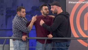 Χαμός στο MasterChef: «Άντε γ@@@ου καραγκιόζη – Να του βάλω μπουνίδι να τον πάρουν τα αίματα» (vid)
