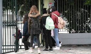Κορονοϊός: Πόσοι μαθητές και καθηγητές βρέθηκαν θετικοί από τα self tests;