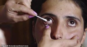Η 22χρονη που όταν δακρύζει βγάζει κρύσταλλα (video)
