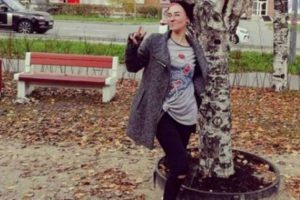 Έβγαλε σέλφι με… φόντο τον μαχαιρωμένο σύζυγό της (pic)