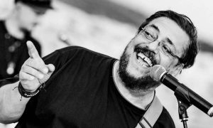 Λαυρέντης Μαχαιρίτσας: Σε κλίμα οδύνης η κηδεία του – Τραγικές φιγούρες η σύζυγος και η κόρη του
