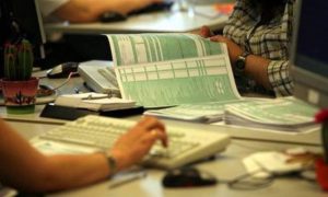Άρχισαν τα όργανα: Μέτρα-σοκ για μπλοκάκια, ΕΚΑΣ και έκτακτη εισφορά ζητά η τρόικα