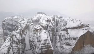 Μαγικές εικόνες από τα χιονισμένα Μετέωρα (video)