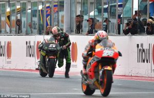 Οδηγός του Moto GP έμεινε από βενζίνη στο τελευταίο γύρο και τερμάτισε με τα πόδια, κερδίζοντα πάλι βαθμούς (video)